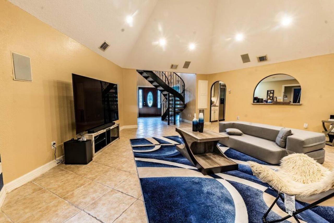 Huge 6 Bedroom With Pool, Spa, 85 Inch Tv, Game Room Houston Exterior photo